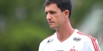 Prós, contras e os riscos do Flamengo ao 'ir levando' Barbieri como interino
