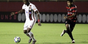 Agora titular do Flamengo, Vinicius Jr é elogiado pela evolução defensiva