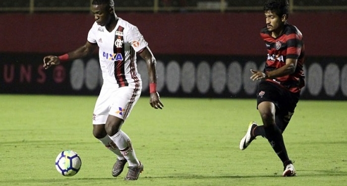 Agora titular do Flamengo, Vinicius Jr é elogiado pela evolução defensiva