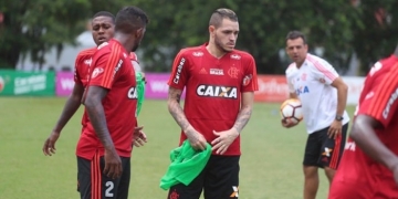 Revelação da base do Fla, Thiago Santos acerta renovação até 2020