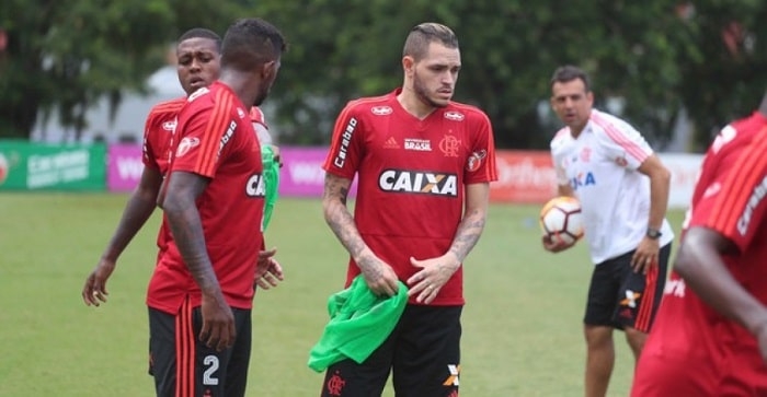 Revelação da base do Fla, Thiago Santos acerta renovação até 2020