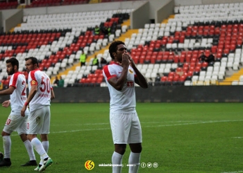 Ex-Flamengo marca dois e Eskisehirspor vence na segunda divisão turca