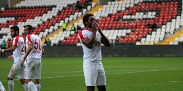 Ex-Flamengo marca dois e Eskisehirspor vence na segunda divisão turca