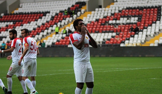Ex-Flamengo marca dois e Eskisehirspor vence na segunda divisão turca