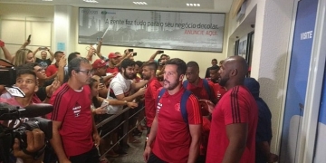 Flamengo chega a Goiânia para amistoso e é recebido com festa pela torcida