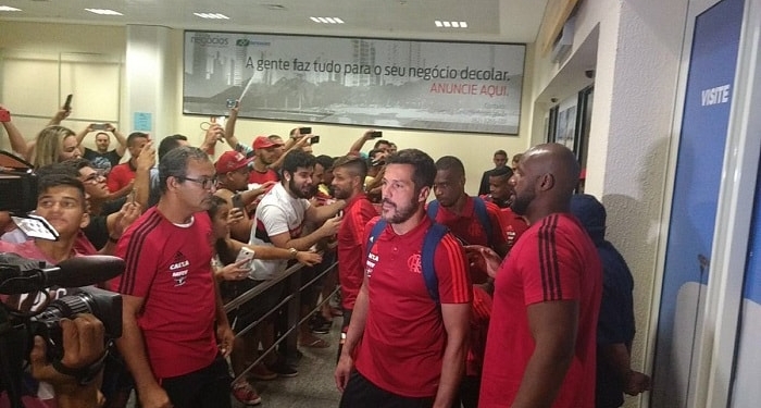 Flamengo chega a Goiânia para amistoso e é recebido com festa pela torcida