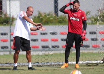 Livre das dores, Diego Alves não será baixa no Fla na estreia do Brasileirão