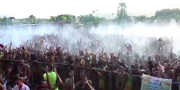 Crise? Só no campo! Em show, torcida do Fla “explode” e impressiona MC; veja vídeo
