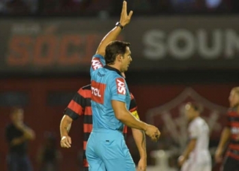Arbitragem vira tema recorrente no Flamengo em 2018: "Sempre contra nós"