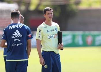 Sem alvo ideal para treinador, Flamengo cogita efetivar Mauricio Barbieri
