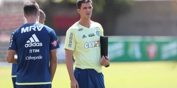 Sem alvo ideal para treinador, Flamengo cogita efetivar Mauricio Barbieri