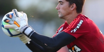 Flamengo está perto de acertar a renovação do goleiro César, afirma jornal