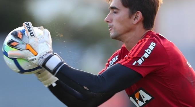 Flamengo está perto de acertar a renovação do goleiro César, afirma jornal