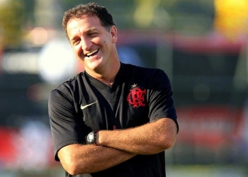 Flamengo se reúne para decidir novo técnico, e Cuca aguarda contato