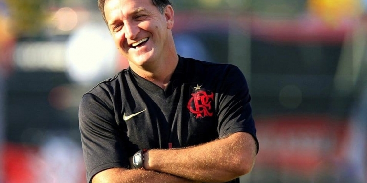 Flamengo se reúne para decidir novo técnico, e Cuca aguarda contato