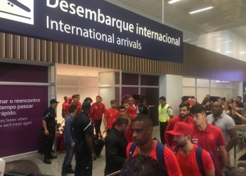 Flamengo desembarca no Rio sob protesto e xingamentos da torcida