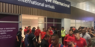 Flamengo desembarca no Rio sob protesto e xingamentos da torcida