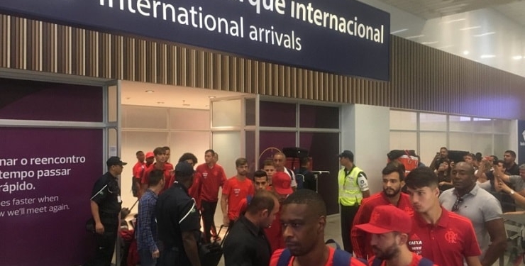Flamengo desembarca no Rio sob protesto e xingamentos da torcida