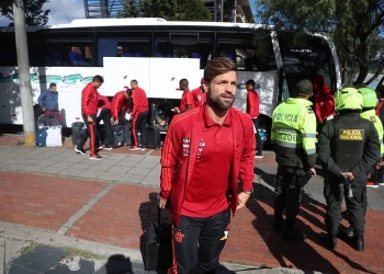 Diego vira assunto na Europa após protesto de torcedores do Fla: "Quase agredido"