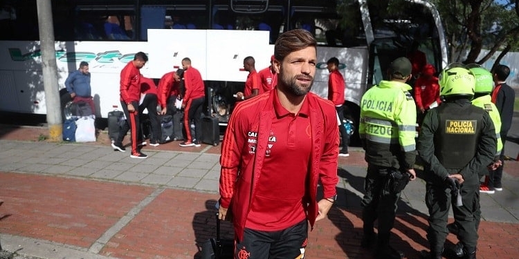 Diego vira assunto na Europa após protesto de torcedores do Fla: "Quase agredido"