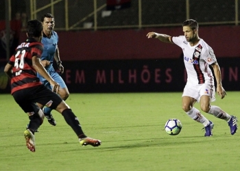 "O árbitro disse que viu a mão", relata Diego sobre erro em empate do Fla