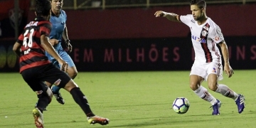 "O árbitro disse que viu a mão", relata Diego sobre erro em empate do Fla