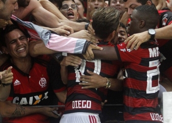Reverências e desabafo: Diego se ajoelha e comemora gol nos braços da torcida