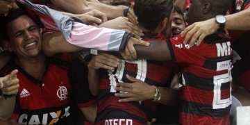 Reverências e desabafo: Diego se ajoelha e comemora gol nos braços da torcida
