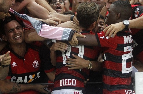 Reverências e desabafo: Diego se ajoelha e comemora gol nos braços da torcida