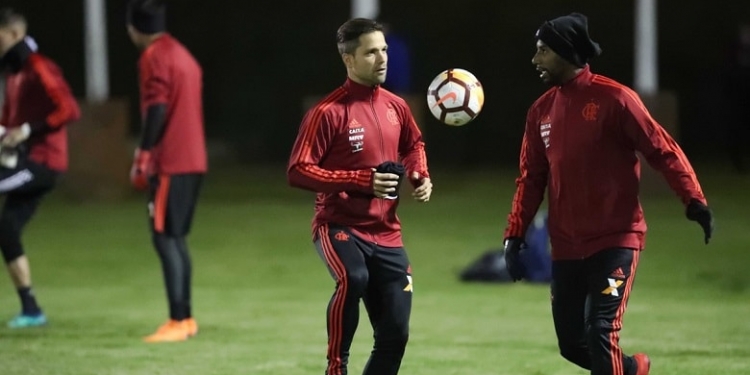 Diego treina na Colômbia e aumenta a chance de enfrentar o Santa Fe