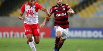 Diego é diagnosticado com lesão na coxa e desfalca o Flamengo neste sábado