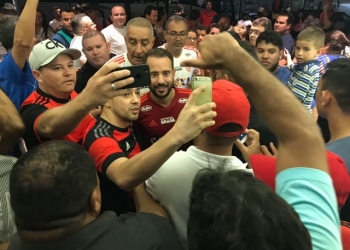 Pressionado após semana de tensão e protestos, Fla encara seu ''jogo pela paz''