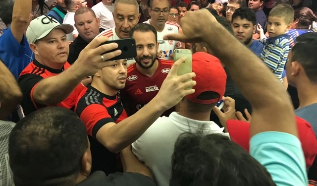 Pressionado após semana de tensão e protestos, Fla encara seu ''jogo pela paz''