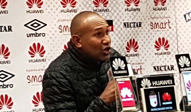 Técnico do Santa Fe elogia o Fla, mas avisa: 'Será uma guerra'