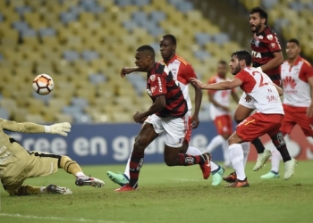 Flamengo domina o jogo, sofre empate em chance única do Santa Fe e tropeça em casa