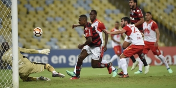 Flamengo domina o jogo, sofre empate em chance única do Santa Fe e tropeça em casa