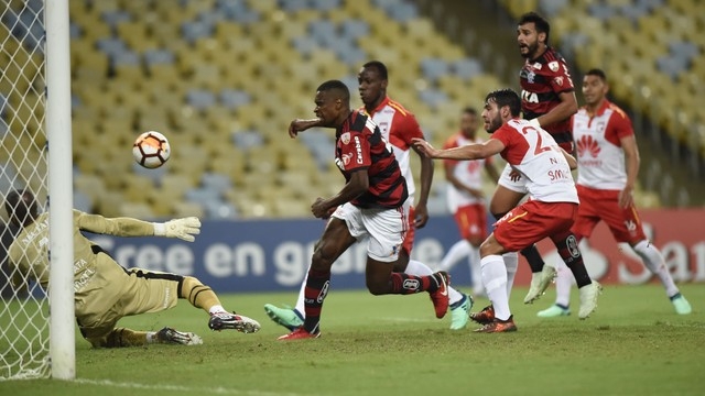 Flamengo domina o jogo, sofre empate em chance única do Santa Fe e tropeça em casa