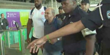 Flamengo embarca para a Colômbia com xingamentos a Bandeira e cobrança a Barbieri e jogadores