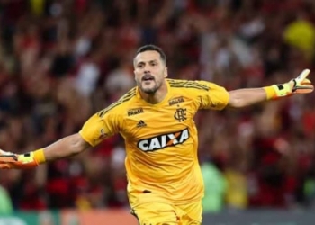Julio Cesar se despede em alto nível e Flamengo vence o América-MG