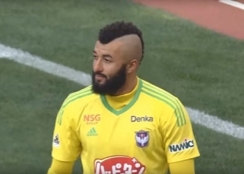 No Japão, Alex Muralha volta a pular no canto direito e sofre gol de pênalti