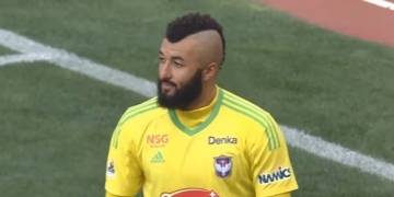 No Japão, Alex Muralha volta a pular no canto direito e sofre gol de pênalti