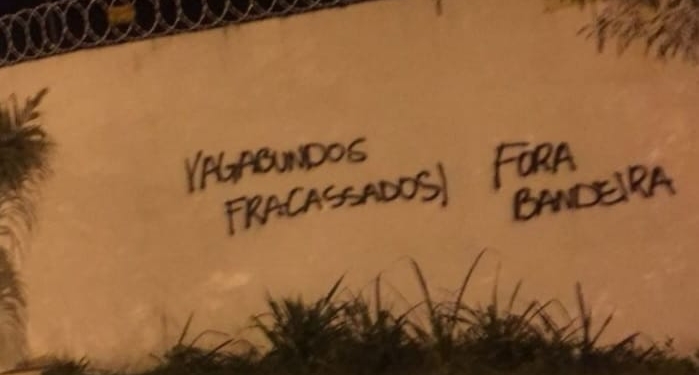 Virou rotina! Após empate, vândalos picham muros do Ninho do Urubu