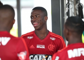 Flamengo estreia novo uniforme em treino comandado por Mauricio Barbieri