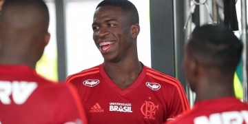 Flamengo estreia novo uniforme em treino comandado por Mauricio Barbieri