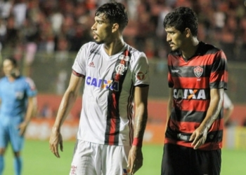 Em noite tenebrosa da arbitragem, Vitória e Fla ficam no 2 a 2, no Barradão