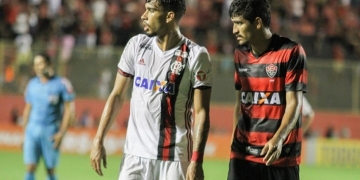 Em noite tenebrosa da arbitragem, Vitória e Fla ficam no 2 a 2, no Barradão