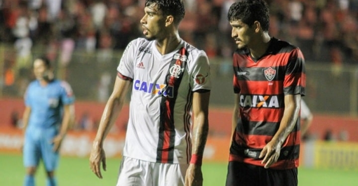 Em noite tenebrosa da arbitragem, Vitória e Fla ficam no 2 a 2, no Barradão