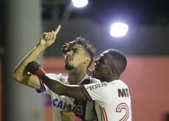 Flamengo e Vitória empatam na estreia pelo Brasileiro em jogo com arbitragem caótica