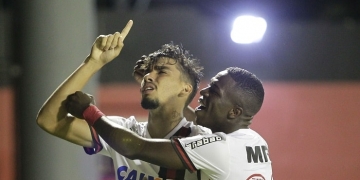 Flamengo e Vitória empatam na estreia pelo Brasileiro em jogo com arbitragem caótica