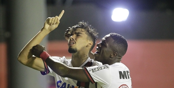 Flamengo e Vitória empatam na estreia pelo Brasileiro em jogo com arbitragem caótica